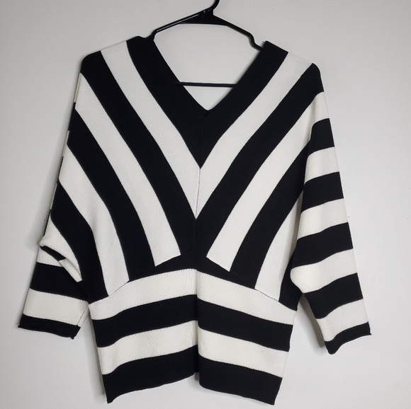 Truth by republic Sweaters - Truth By Republic Womens V Neck Sweater Size M Striped Monochrome Chic Casual